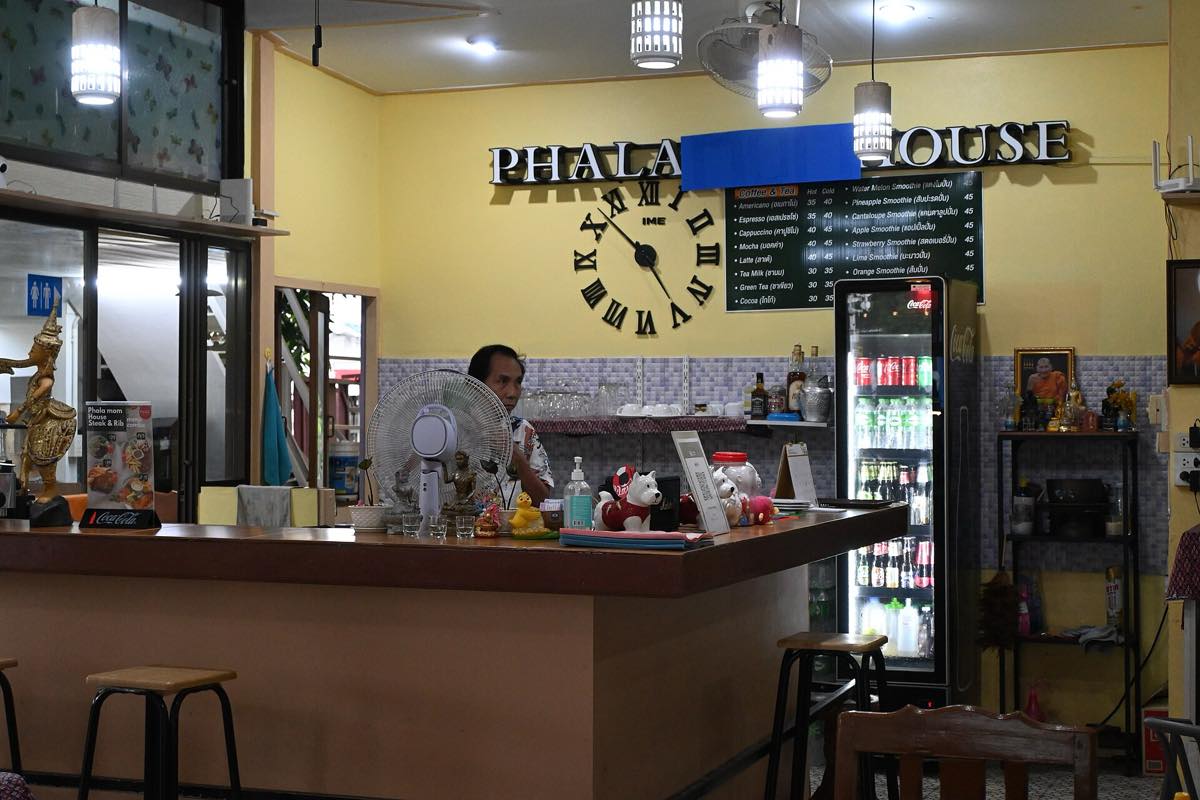 มุมเคาน์เตอร์ในร้านกาแฟเล็ก