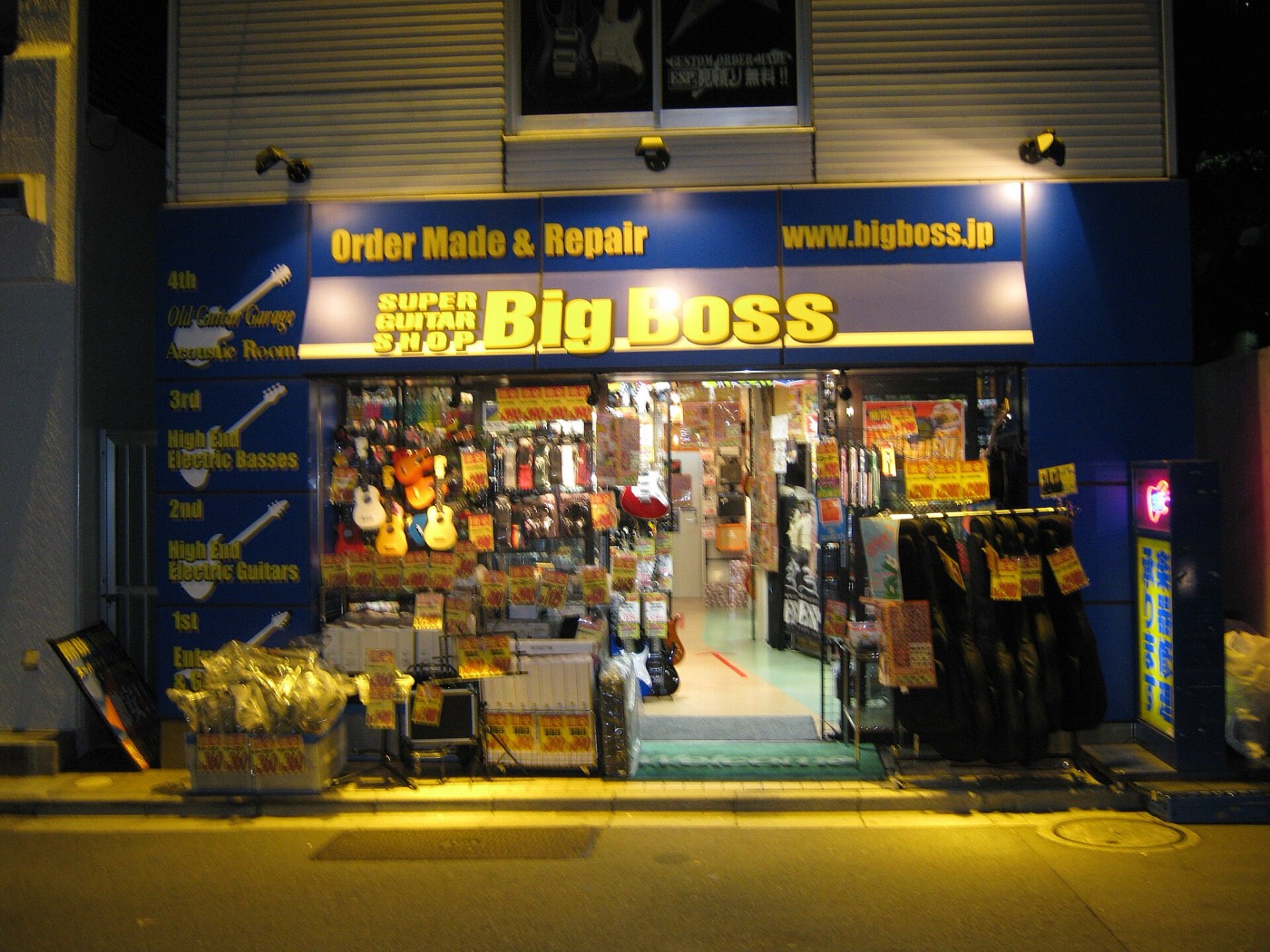 ร้านขายกีตาร์ที่แขวนกีตาร์เต็มผนัง