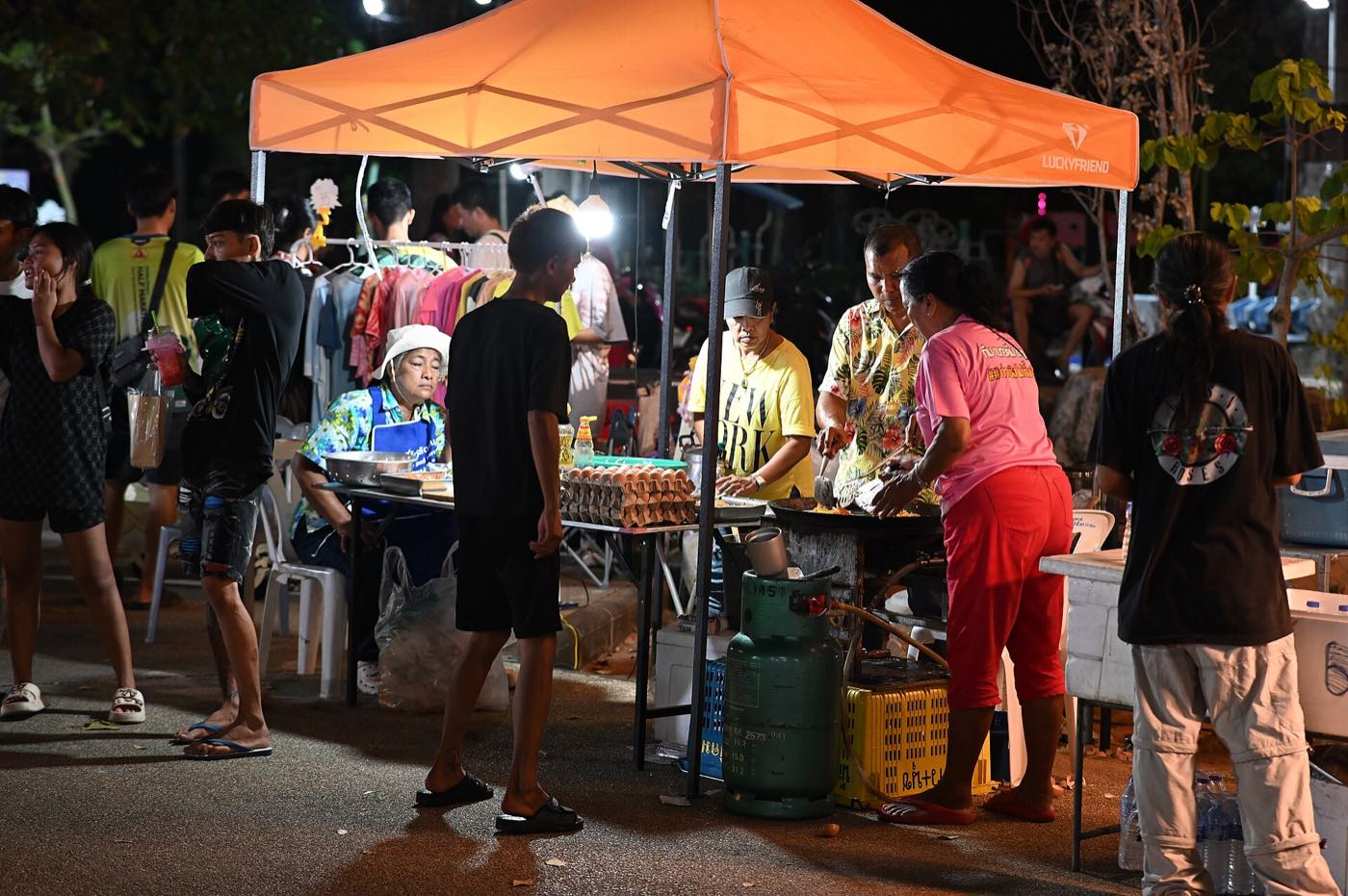 คนในย่านมาซื้อของที่แผงตอนเย็น