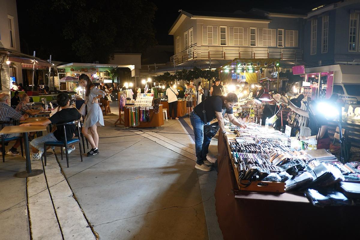 ตลาดตอนเย็นที่มีคนเดินซื้อของ
