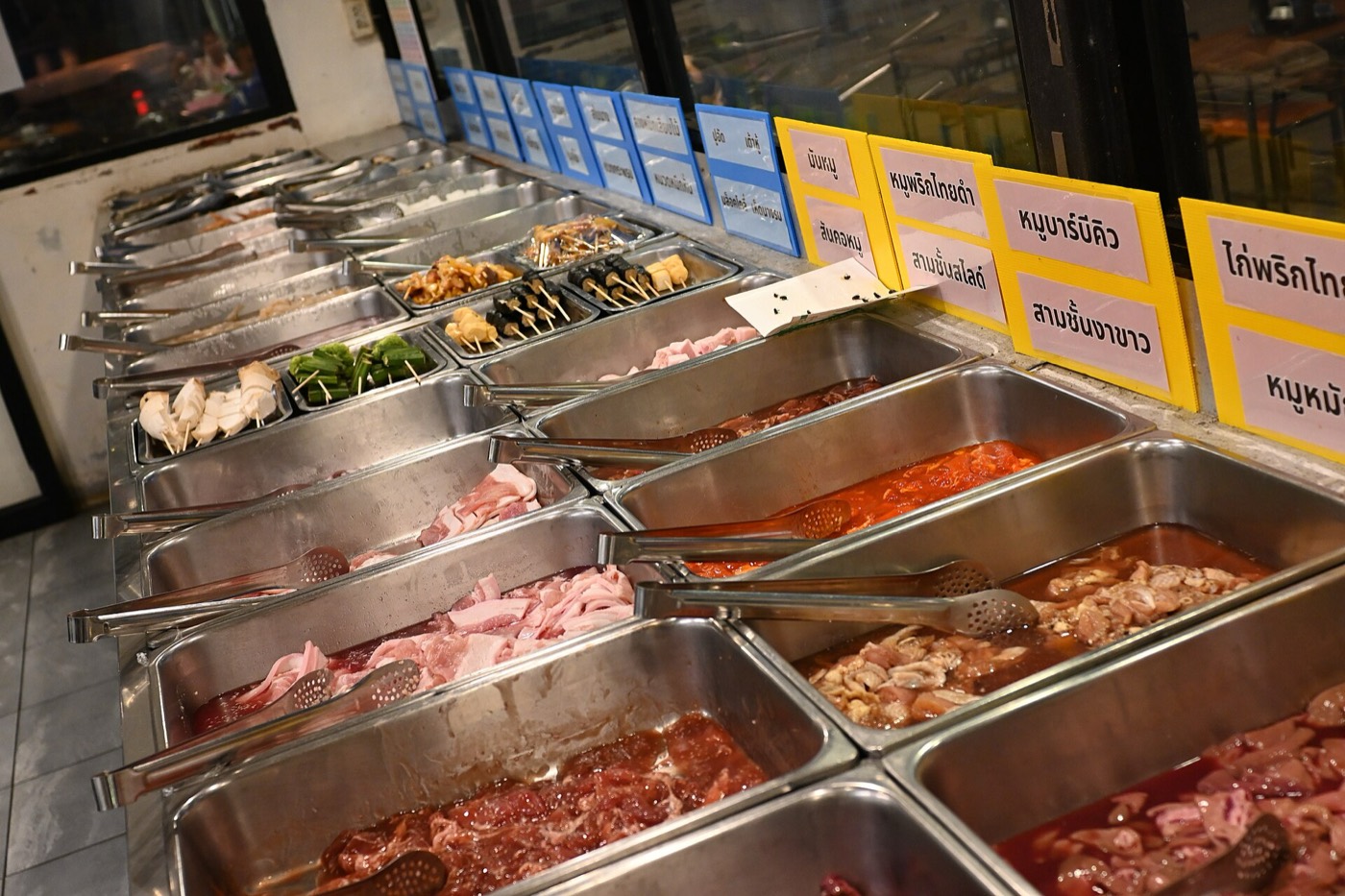 ถาดหมูหมักและผักสำหรับบุฟเฟ่ต์ปิ้งย่าง