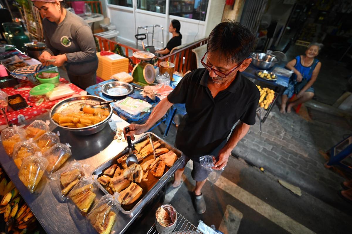 แผงขายของทอดบรรจุถุงเรียงเป็นแถว