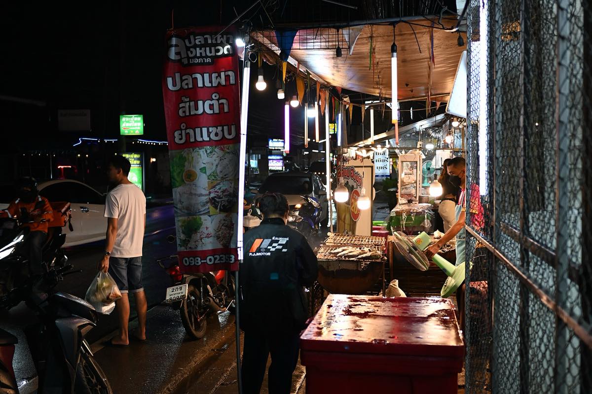 ลูกค้านั่งกินที่ร้านตอนกลางคืน